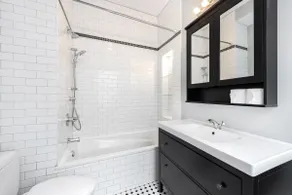 Modern Victorian House facing Westmount Park - Image 5
