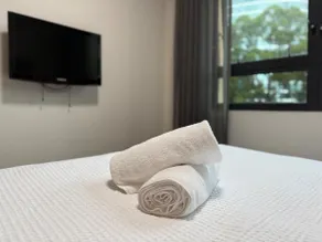 Stylish City Stay in Parramatta + Pool & Parking - Image 5