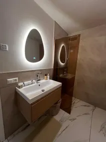 Stylish Apartment with Beamer Near the Station - Image 3