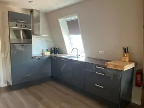Stylish Apartment with Beamer Near the Station - Image 4