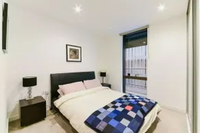 Beautiful Lakeside Flat - Image 2