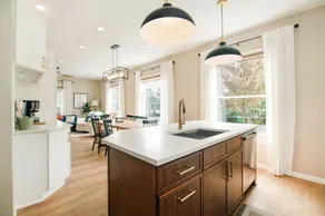 Pearl: Fully Renovated: In Town Charmer: Sleep10 - Image 3