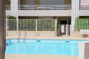 Cocon Azur – Poolside and beach relaxation - Image 3
