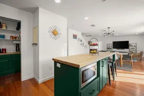 Fresh and comfy gathering space in NE Austin - Image 5