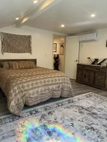 Modoc's Gem : An eclectic, sunlit upstairs retreat - Image 4