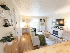 Minimal & Cozy Victorian Apartment in Downtown - Image 5