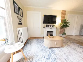 Minimal & Cozy Victorian Apartment in Downtown - Image 2