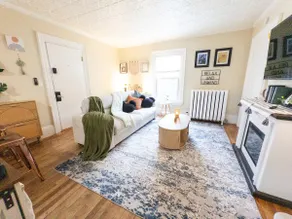 Minimal & Cozy Victorian Apartment in Downtown - Image 4