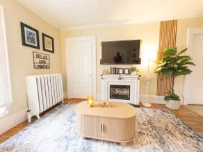Minimal & Cozy Victorian Apartment in Downtown - Image 3