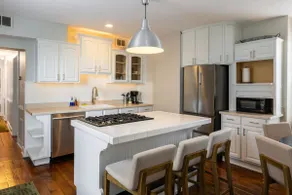 Spacious Home Walk to Everything and FREE Parking - Image 2