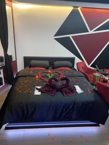 Love Room Redroom - Image 4