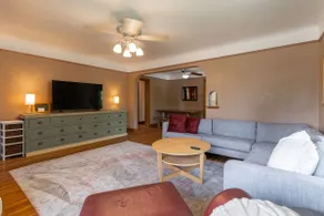 Spacious, Central, Walkable• King Beds • 9 mins DT - Image 4
