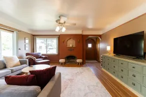 Spacious, Central, Walkable• King Beds • 9 mins DT - Image 5