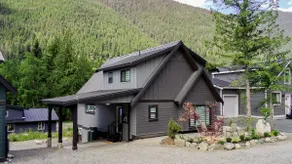 Crow's Nest Vacation Cabin - Image 2