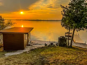 Cozy Lakefront Hideaway - Stunning Sunset Views! - Image 4