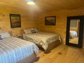 Cozy cabin style motel rooms - Image 5