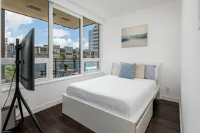 FIFA Stay 1BR| Steps to Seawall | Free Parking+AC - Image 4