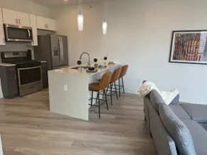 Stylish No-Libs 1 bdr w King (Sleeps 5) Gym Access - Image 2