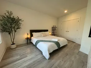 Stylish No-Libs 1 bdr w King (Sleeps 5) Gym Access - Image 3