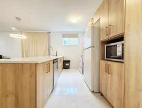 Airy 2BR | Comfort Near Shops & Green Space - Image 5