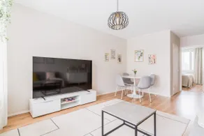 Gorgeous city home • free parking + EV charging - Image 4