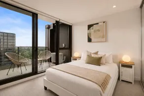 Luxury Sky High Apartment with Pool Gym & Parking - Image 4