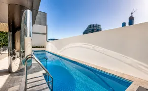 Luxury Sky High Apartment with Pool Gym & Parking - Image 3