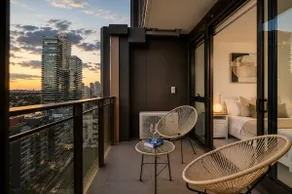 Luxury Sky High Apartment with Pool Gym & Parking - Image 2