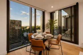 Luxury Sky High Apartment with Pool Gym & Parking - Image 5
