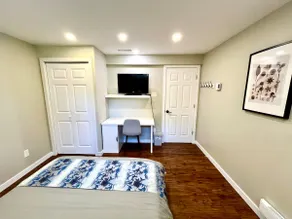 Spacious Renovated / EV Charger/Convience - Image 5