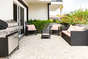 4-Bedroom NEW Private Townhouse 6 beds - Image 5