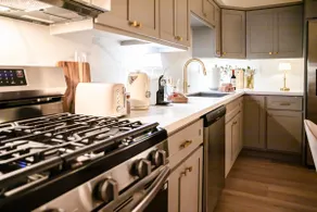 4-Bedroom NEW Private Townhouse 6 beds - Image 4