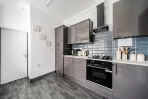 Modern 3-Bed. Garden. Parking. Near Alton Towers - Image 3