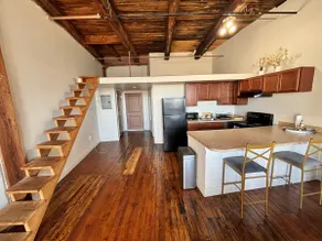 Urban King bed Loft Free Parking Downtown - Image 3