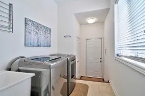 Cozy Kleinburg Home near YYZ/Wonderland - Image 4