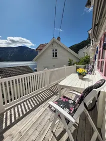 Centrally located in Sogndal – terrace with fjord view - Image 4