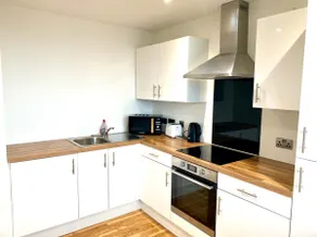Luxe 2 Bed: Water View, Gym & Parking - Image 5