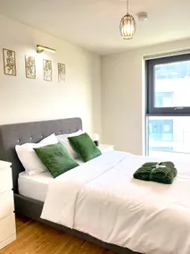 Luxe 2 Bed: Water View, Gym & Parking - Image 4