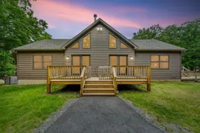 Tree Haven- fenced yard, hot tub, pet friendly - Image 2