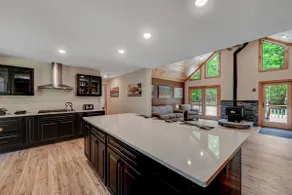 Tree Haven- fenced yard, hot tub, pet friendly - Image 4