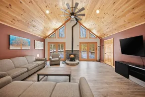 Tree Haven- fenced yard, hot tub, pet friendly - Image 3