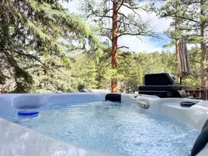 Cozy Mountain Escape w/ Hot Tub • Near RMNP - Image 2
