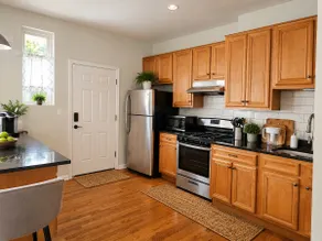 3bed/ 1 bath retreat - 10 min to Downtown - Image 3