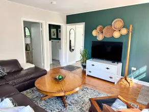 Bright & Cozy Bungalow Close to Downtown Picton - Image 5