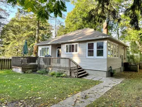 Bright & Cozy Bungalow Close to Downtown Picton - Image 2