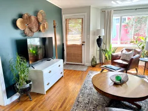 Bright & Cozy Bungalow Close to Downtown Picton - Image 3