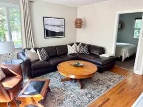 Bright & Cozy Bungalow Close to Downtown Picton - Image 4