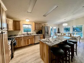 Lake home with country view - Image 5