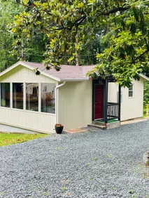 Catawba house 1-bedroom 900 sq ft. house. - Image 2