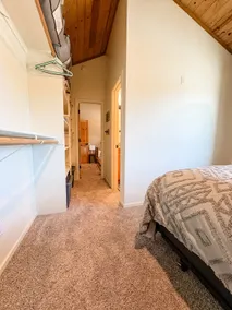 Alpine Escape: Cozy Cabin Retreat - Image 4
